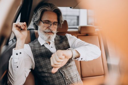 Un homme d'affaires assis dans sa voiture à l'arrière