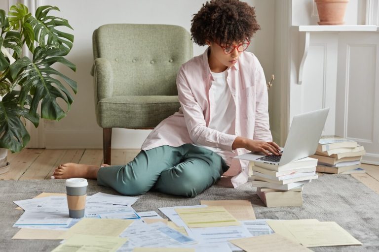 Une jeune femme noire sérieuse responsable administrative réfléchit à une