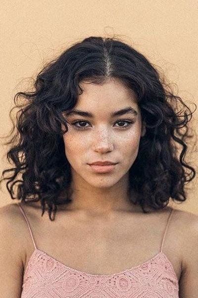 Mode de vie, émotions des gens et concept décontracté. Confiant, belle femme asiatique souriante, bras croisés sur la poitrine, confiante, prête à aider, à l'écoute de ses collègues, prenant part à la conversation

