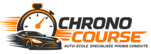 Logo Chrono Course, auto-école spécialisée dans la phobie de conduite, avec un chronomètre orange et une voiture stylisée noire, accompagné d’un texte moderne noir et orange sur fond transparent.