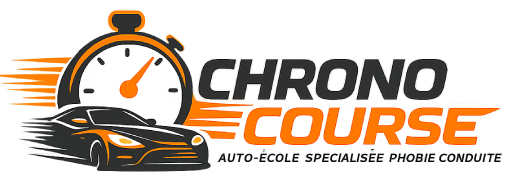 Logo Chrono Course, auto-école spécialisée dans la phobie de conduite, avec un chronomètre orange et une voiture stylisée noire, accompagné d’un texte moderne noir et orange sur fond transparent.