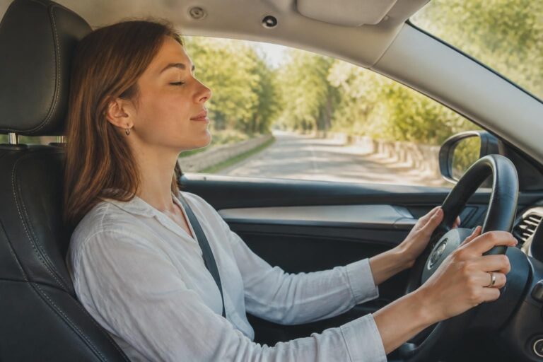 découvrez une technique simple de respiration en 30 secondes pour réduire rapidement l'angoisse au volant et retrouver calme et confiance en conduite.